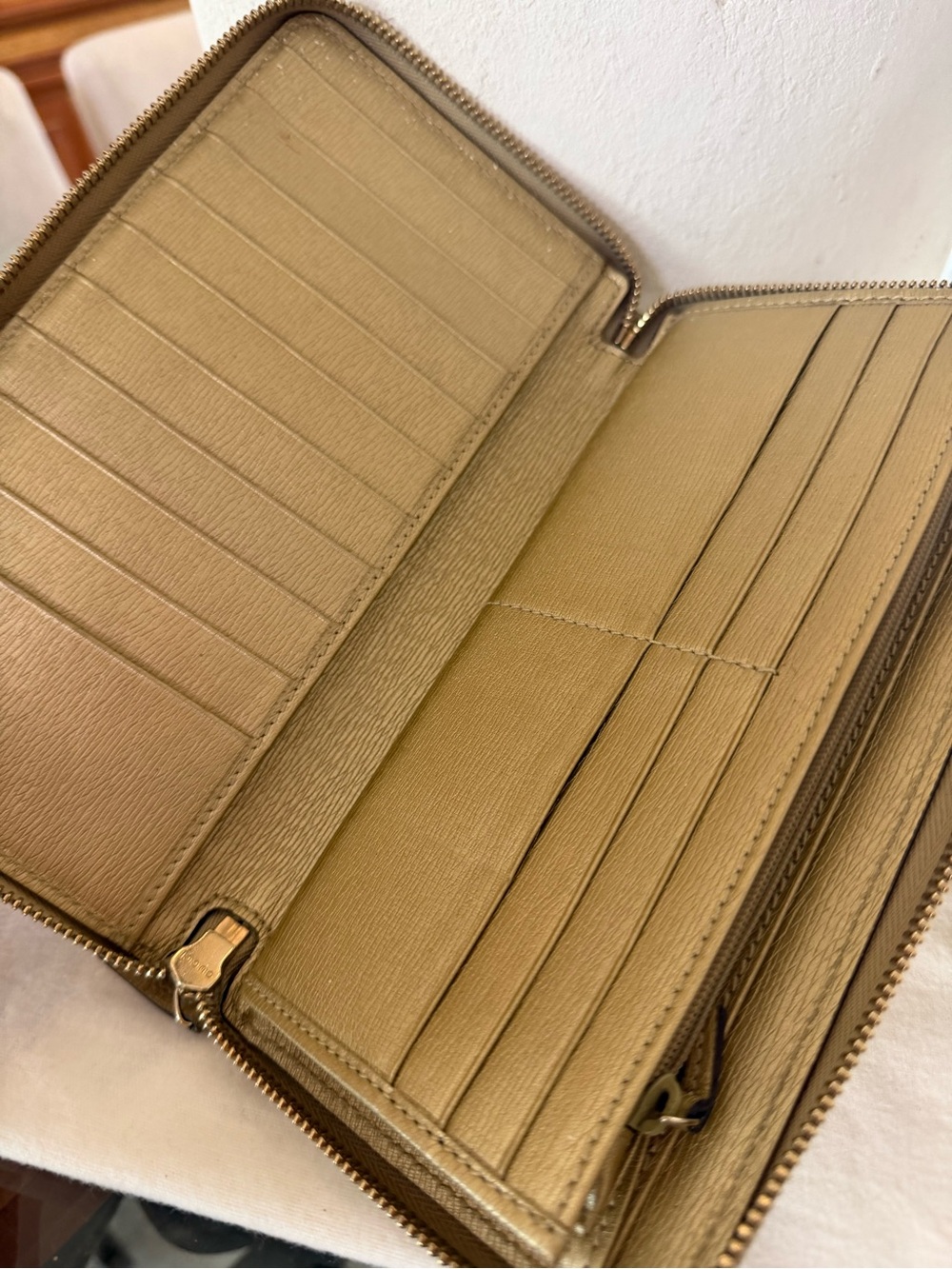 Gucci Metallic Gold Leather Zip Wallet with Signature Emblem - Picture 3 of 8